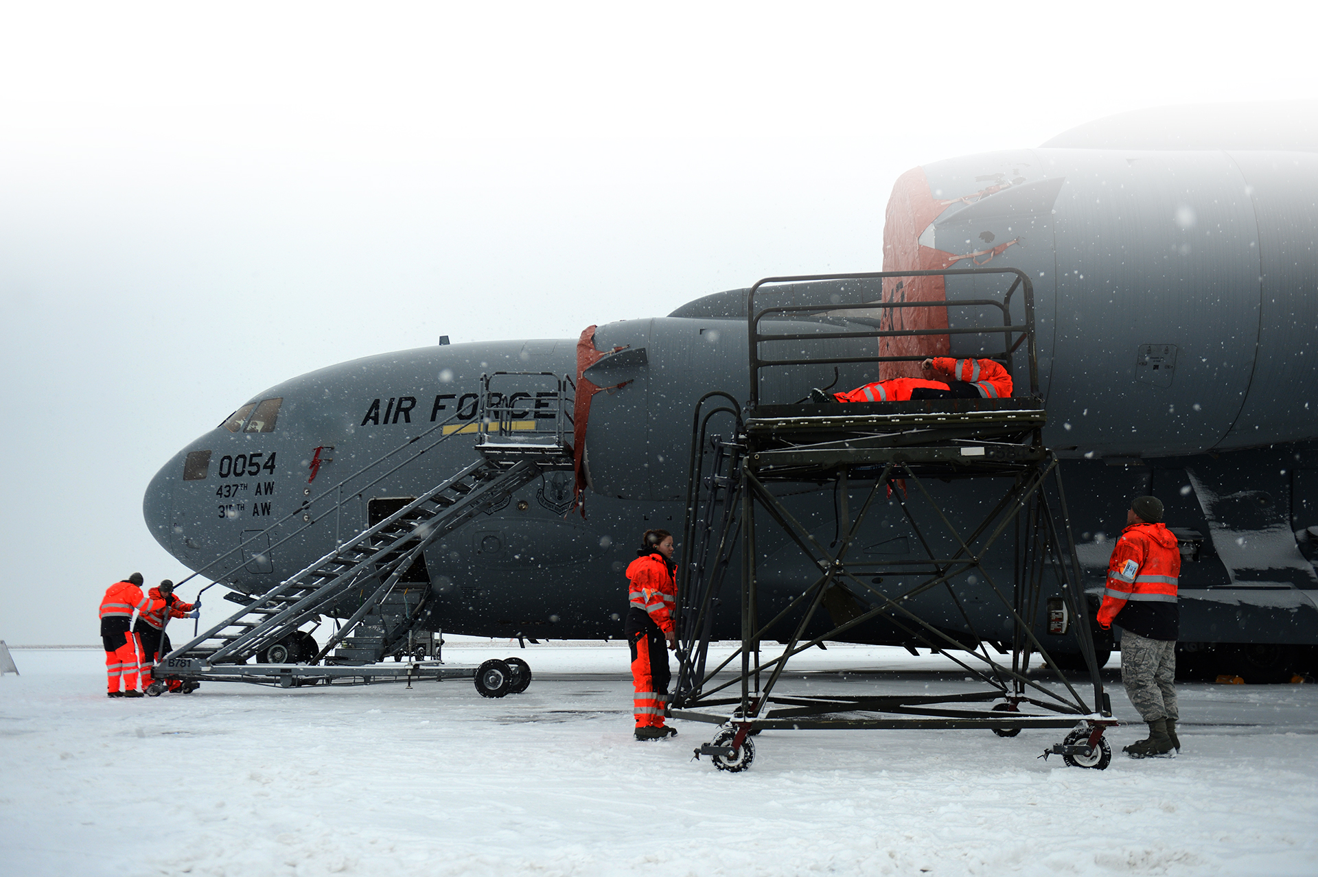 U.S._Airmen_with_the_726th_Air_Mobility_Squadron_secure_engine_covers_on_a_C-17_Globemaster_III_aircraft_during_snow_at_Spangdahlem_Air_Base,_Germany_130115-F-VI983-150